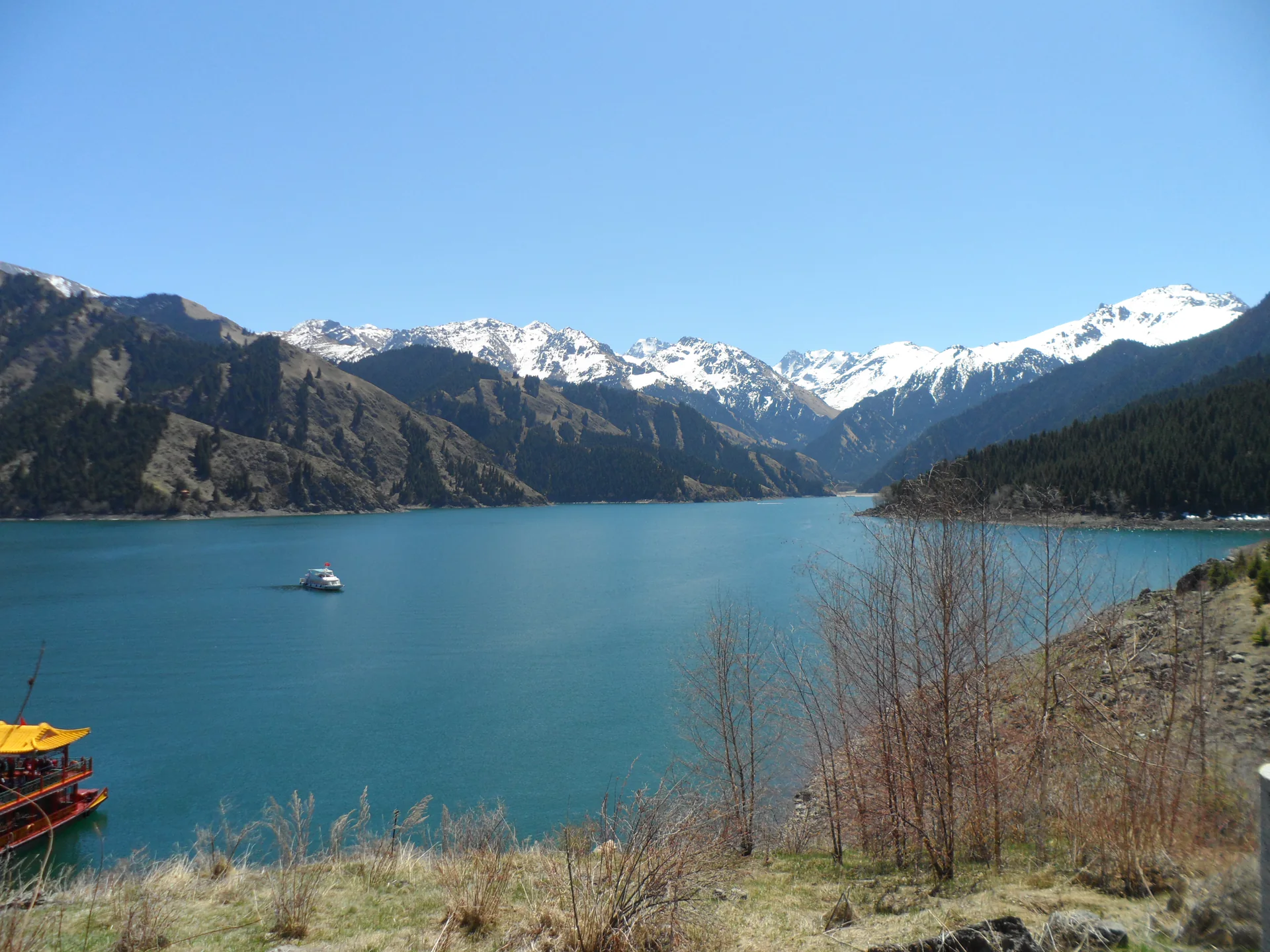 天山天池高山湖泊与雪峰景观